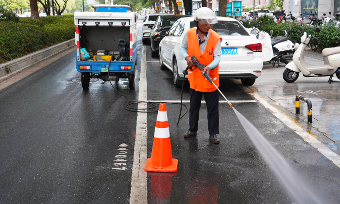 优化夏季保洁举措 提升城市道路“颜值”